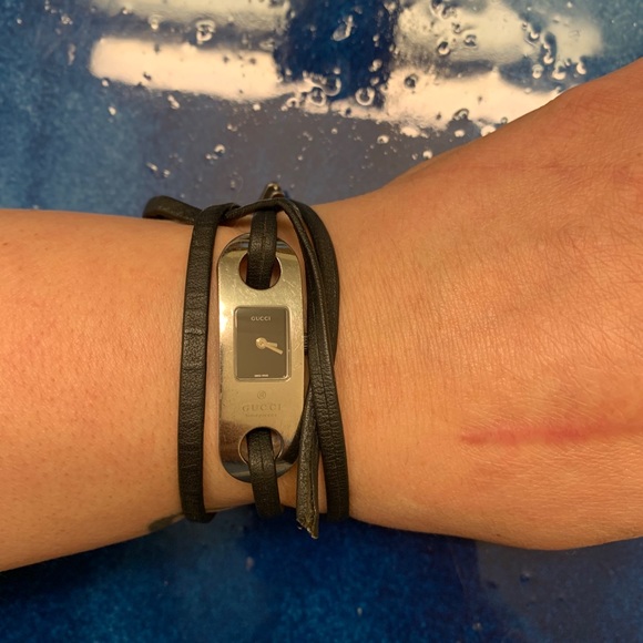 Gucci watch that has a black leather band - Picture 4 of 5